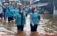 Ketua TP PKK Murung Raya Salurkan Bantuan Sembako Kepada Warga yang Terdampak Banjir