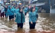 Ketua TP PKK Murung Raya Salurkan Bantuan Sembako Kepada Warga yang Terdampak Banjir