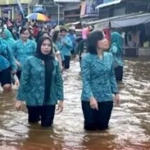 Ketua TP PKK Murung Raya Salurkan Bantuan Sembako Kepada Warga yang Terdampak Banjir