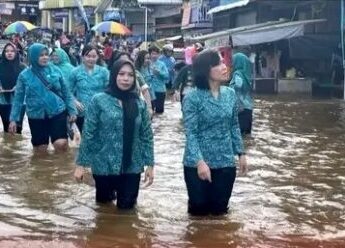 Ketua TP PKK Murung Raya Salurkan Bantuan Sembako Kepada Warga yang Terdampak Banjir